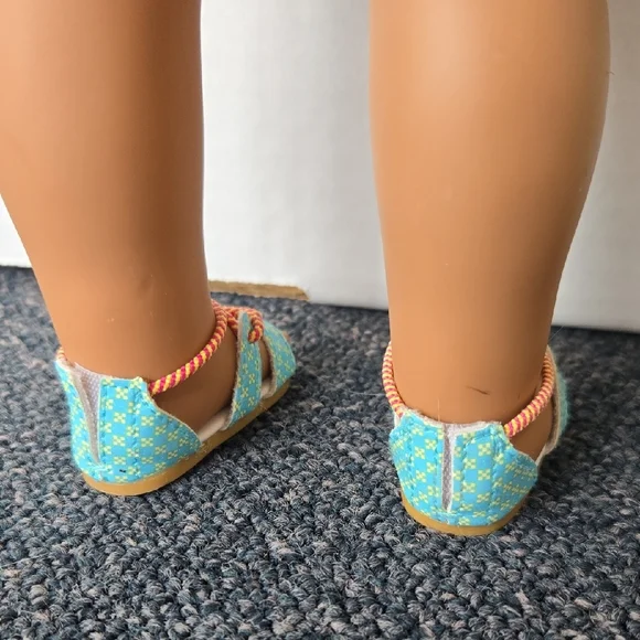 American Girl Doll Lea With Book - Picture 9 of 14